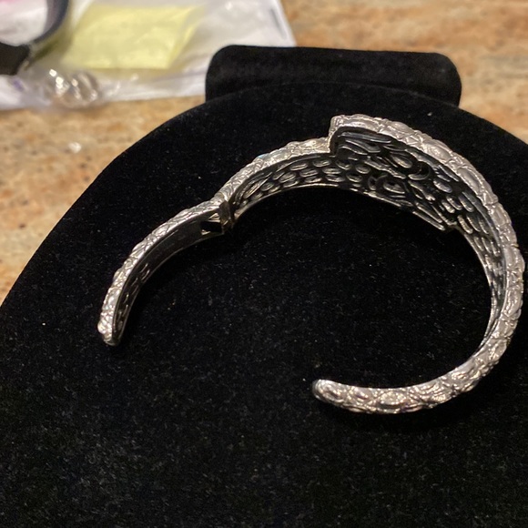 JAI Sterling Croco-design Hinged Cuff Bracelet - Picture 4 of 8